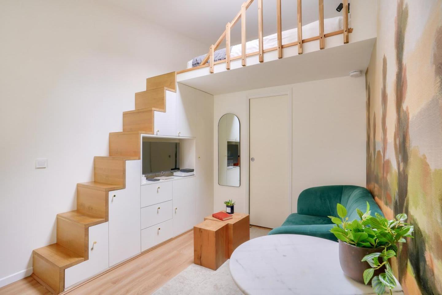 Superb And Design Near The Eiffel Tower Paris
